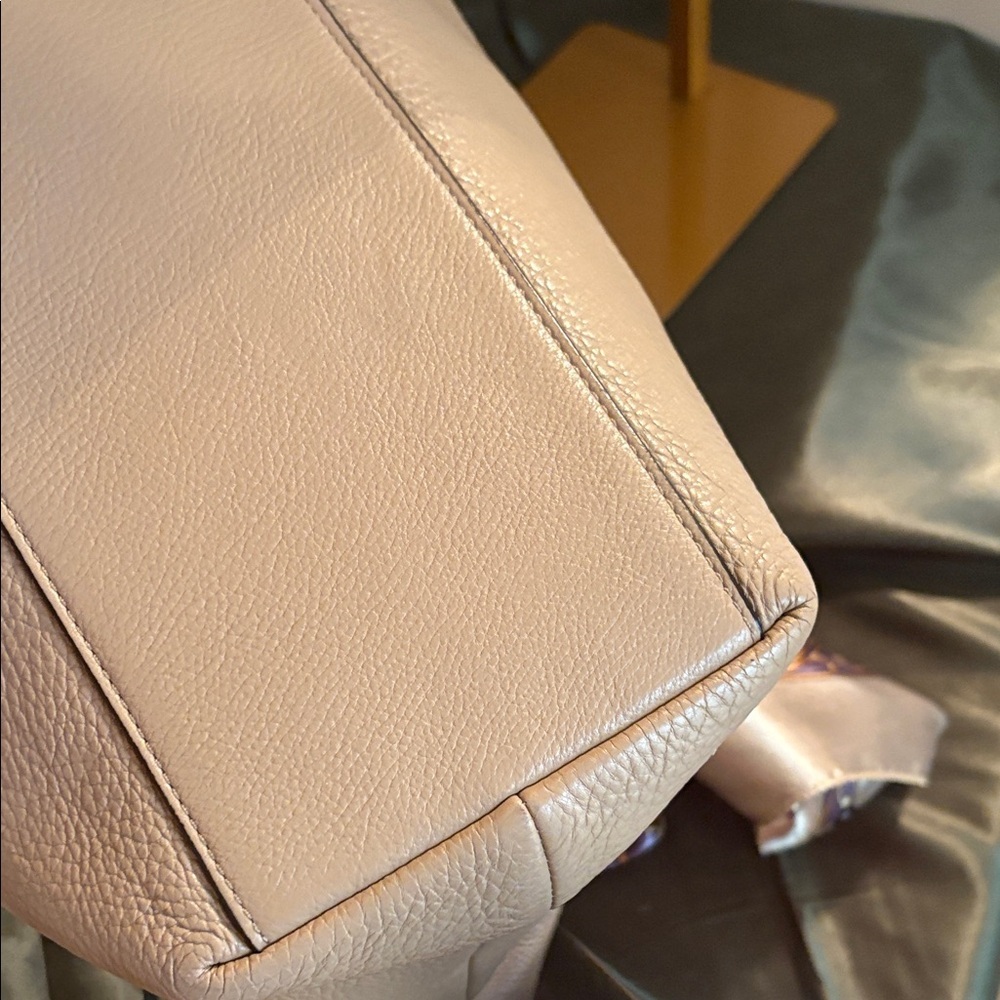 Chicago Coach Ellis Beige Leather Tote with Gold Hardware and Decorative Scarf - Picture 9 of 15
